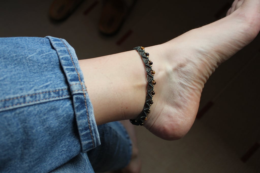 Grünes Makramee-Fußkettchen mit kleinen goldenen Perlen