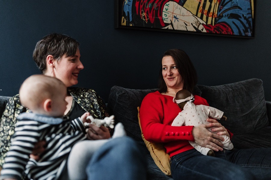 Aline Multon en séance de soutien à l'allaitement avec une famille