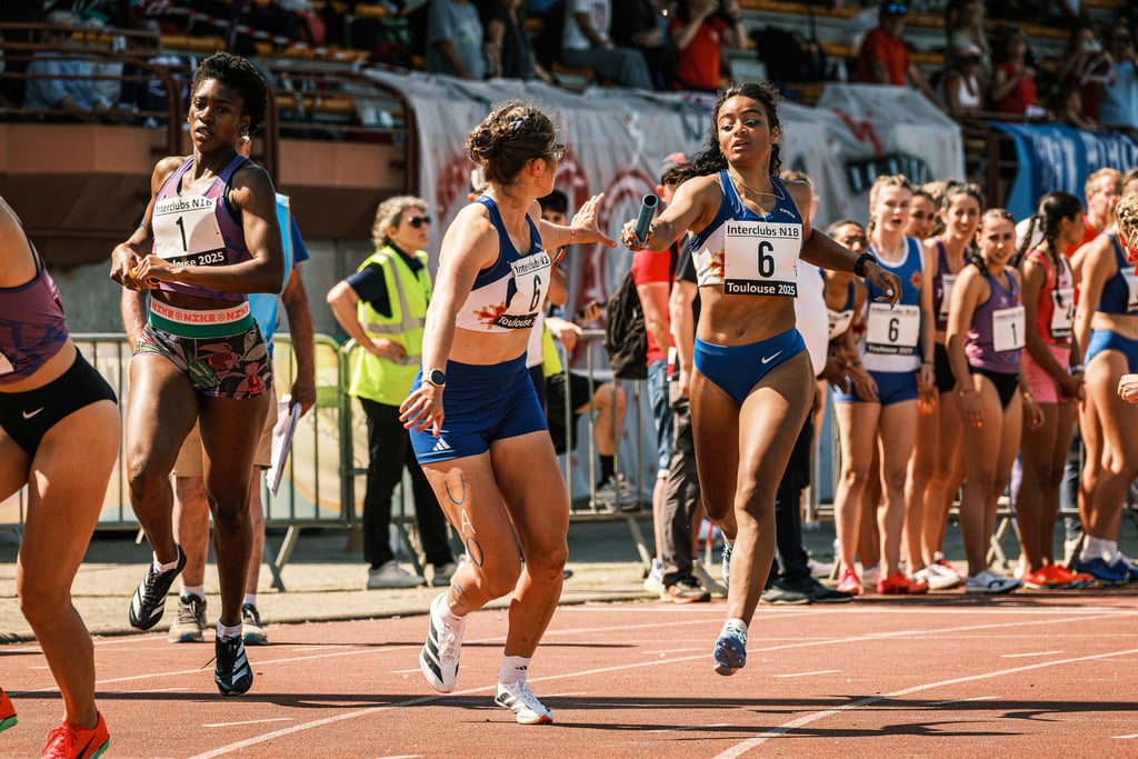 Passage de témoin entre deux athlètes UAO31 pendant les interclubs 2025