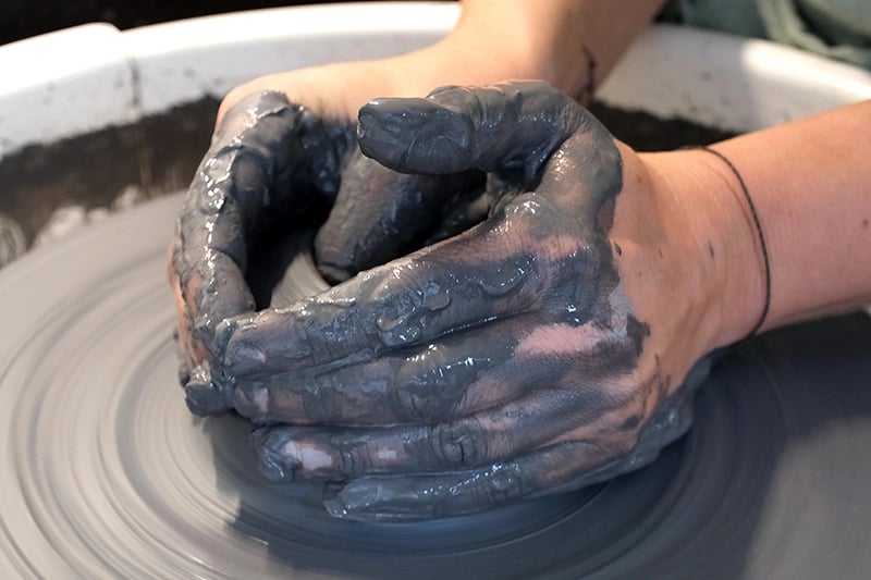 draaien met zwarten klei tijdens keramiek workshop