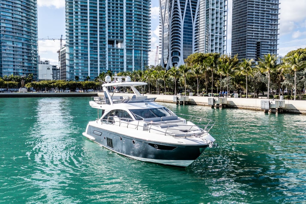 53 Azimut Flybridge for rent in miami 
