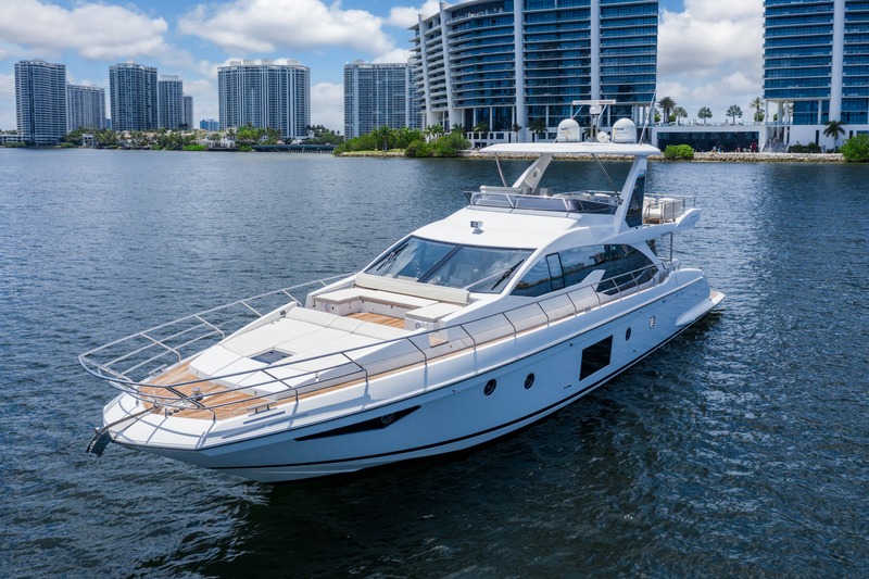 Private luxury yacht charter Miami $2500 to $3500 with premium experience on the water