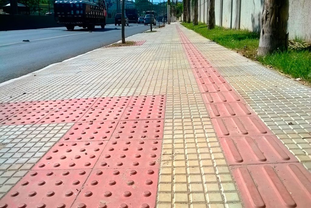 Piso tátil direcional e de alerta para acessibilidade urbana