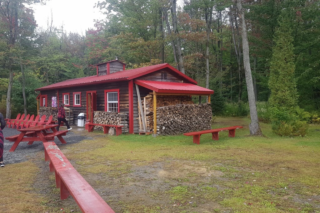 cabane-a-sucre-chez-danny-quebec-tire-erable