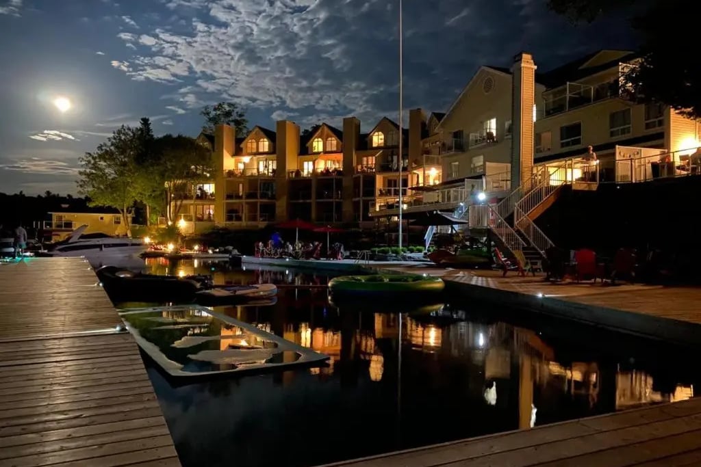 Luxury chauffeur transportation to Muskoka lakeside resorts