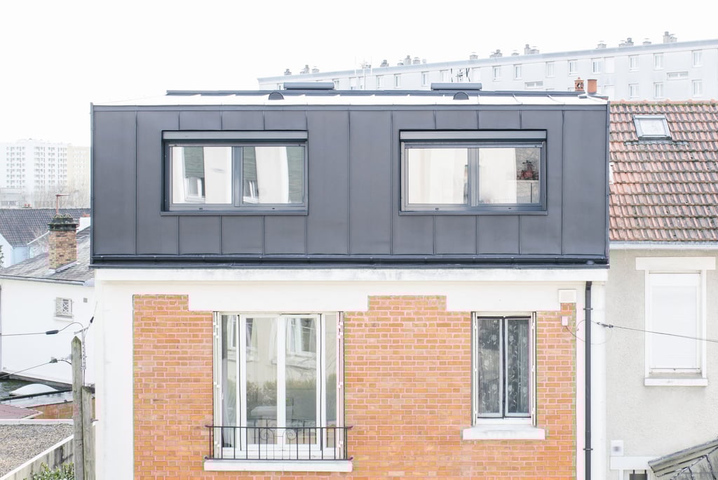 Surelevation of a house with zinc