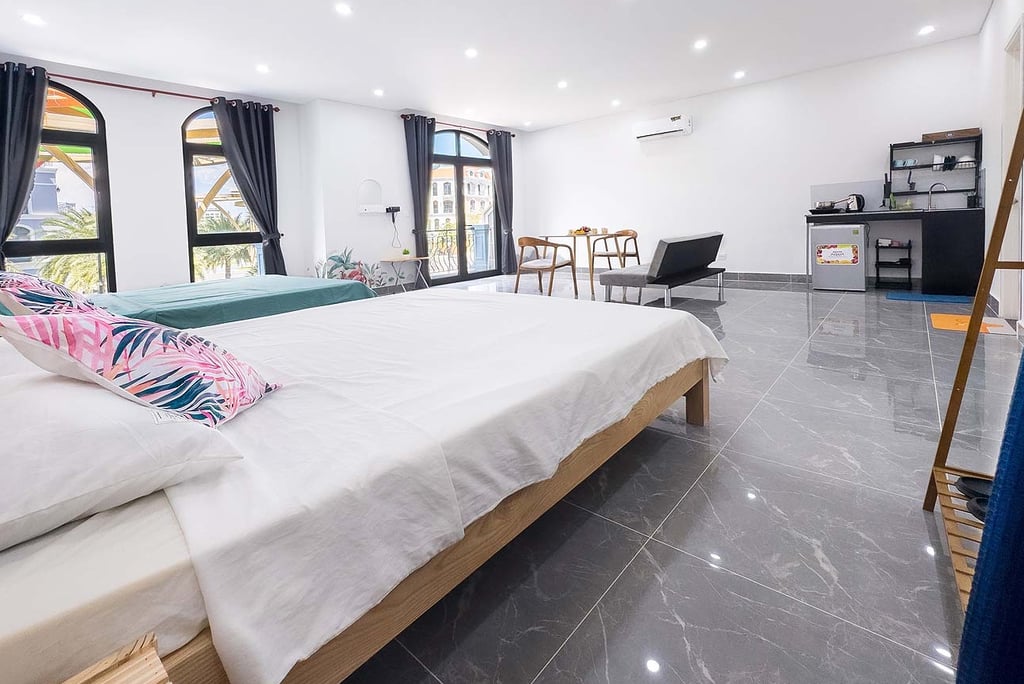 Светлый просторный номер с двумя кроватями и уютной кухонной зоной