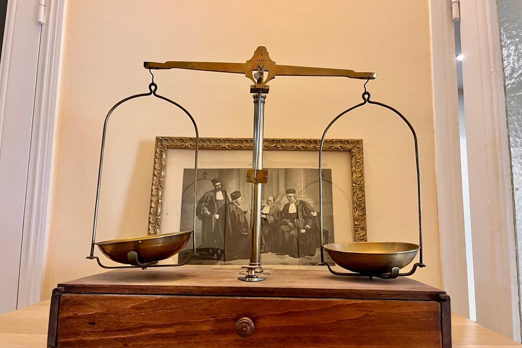 Balance de la justice vintage cuivre sur support bois devant gravure représentants 4 avocats