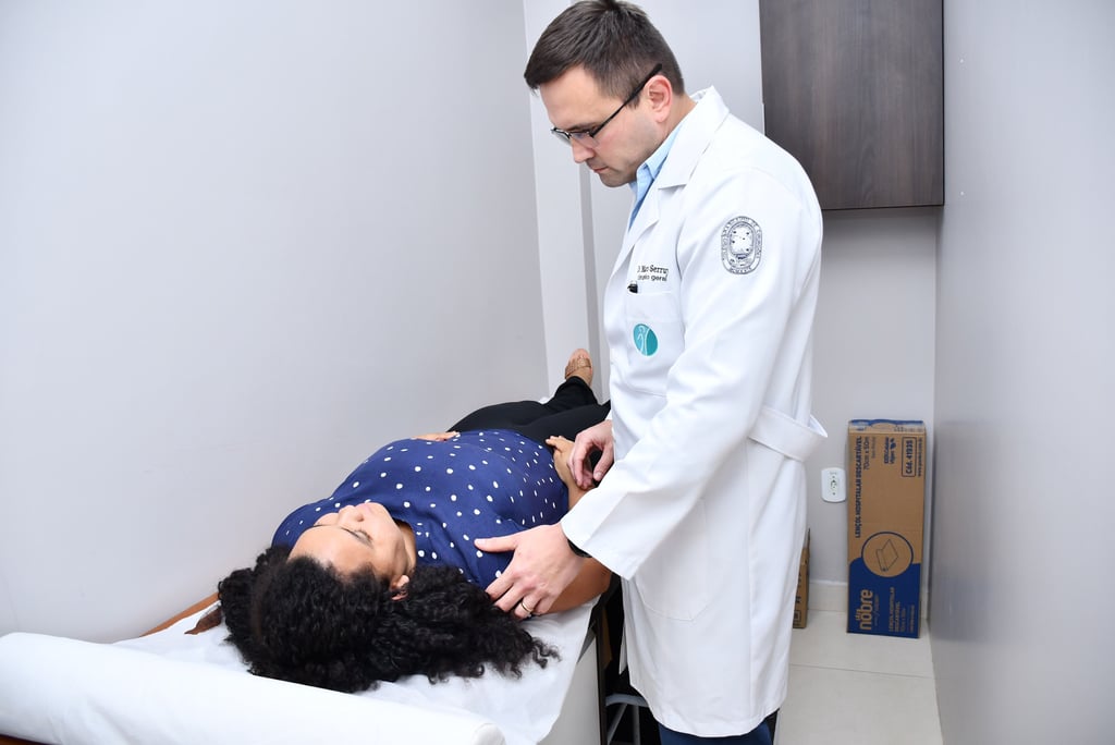 Avaliando paciente obesa na maca do consultório