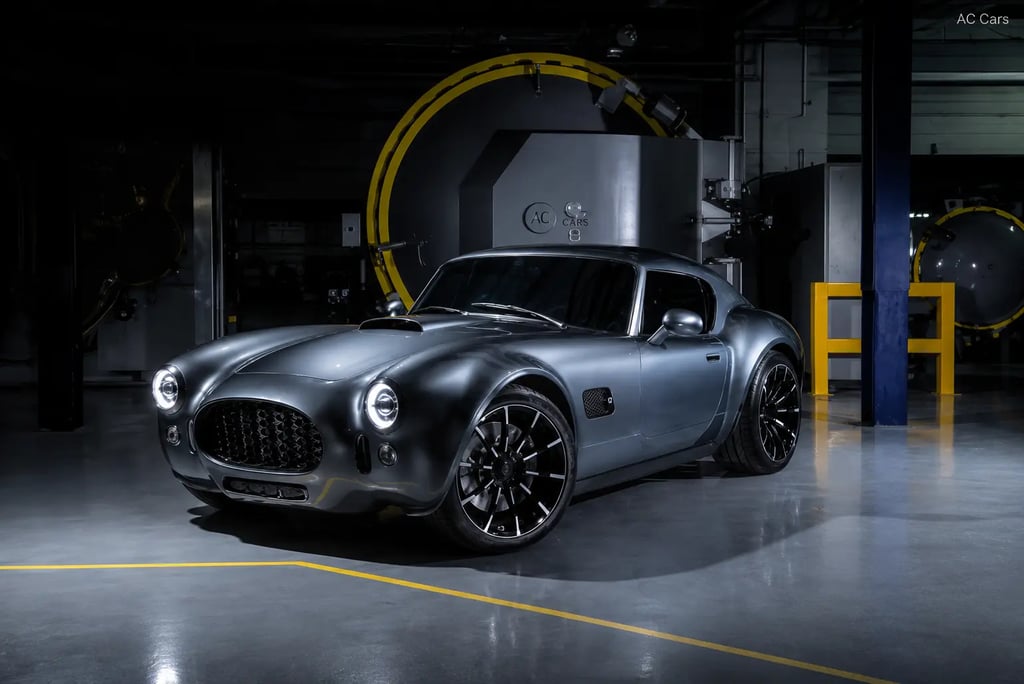 AC Cobra GT Coupe em ambiente industrial com visual clássico e acabamento moderno