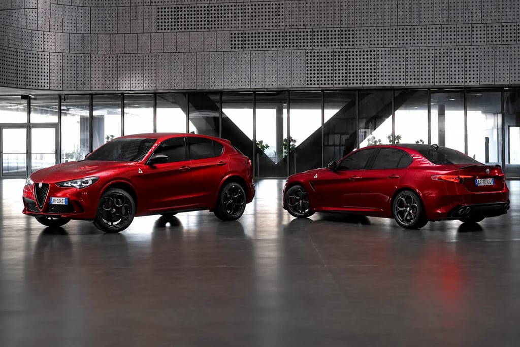 SUV e sedã da Alfa Romeo exibidos em showroom moderno durante nova fase da marca.