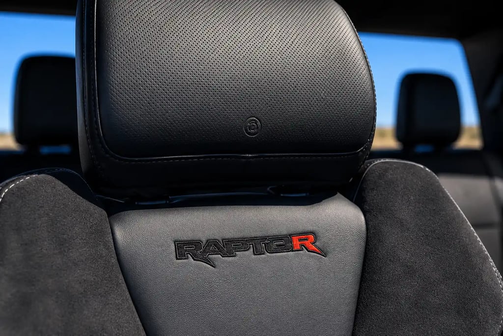 Banco esportivo da Ford Ranger Raptor com logo bordado e acabamento premium