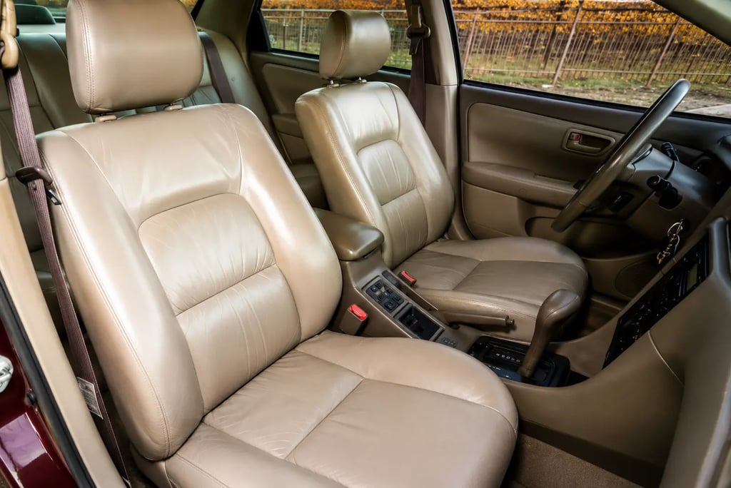 Interior de carro com bancos em couro natural bege e acabamento clássico automotivo