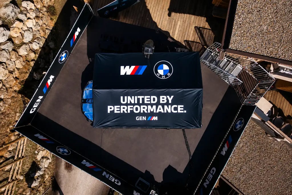 BMW XM adaptado como palco móvel com cobertura personalizada da BMW M