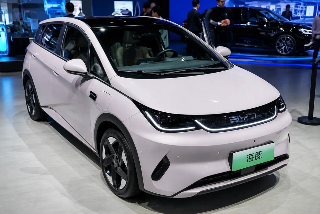 BYD Dolphin G exibido em salão automotivo com visual pensado para a Europa.