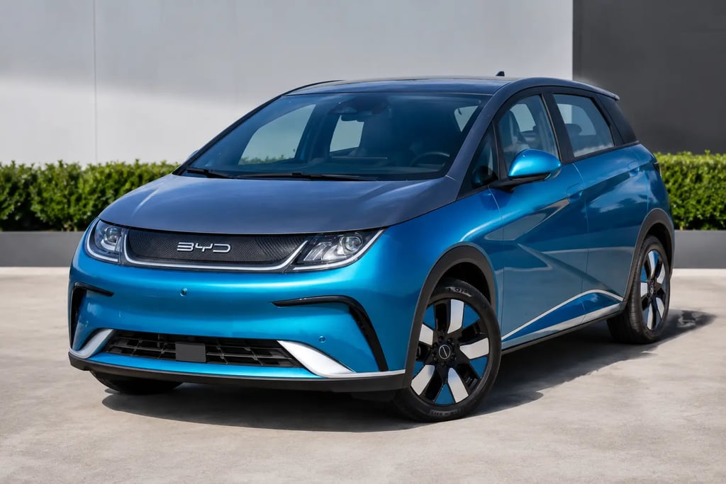 BYD Dolphin Plus azul em showroom externo neutro com vista frontal em 3/4.
