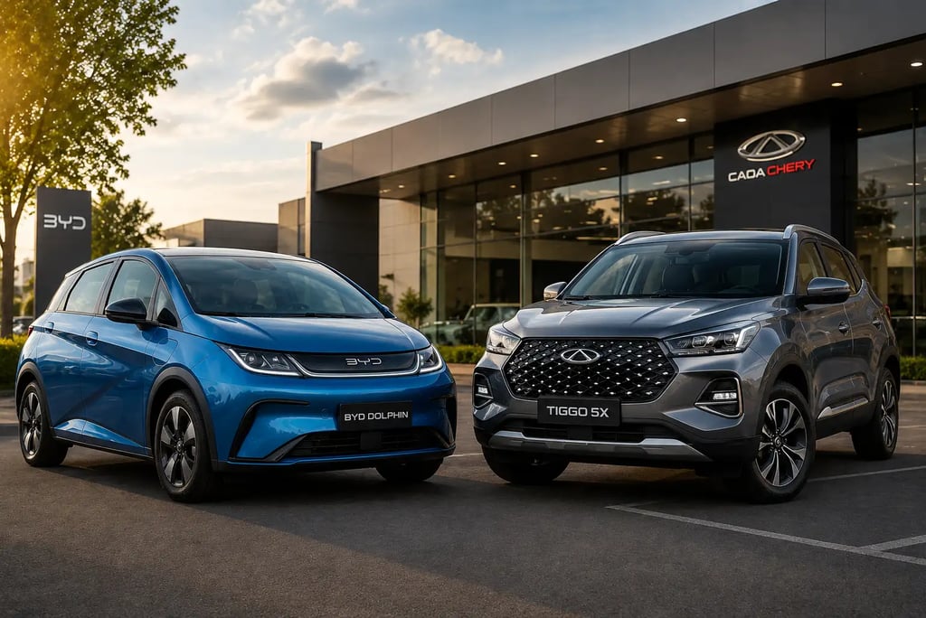 BYD Dolphin e Caoa Chery Tiggo 5X lado a lado em showroom externo moderno.
