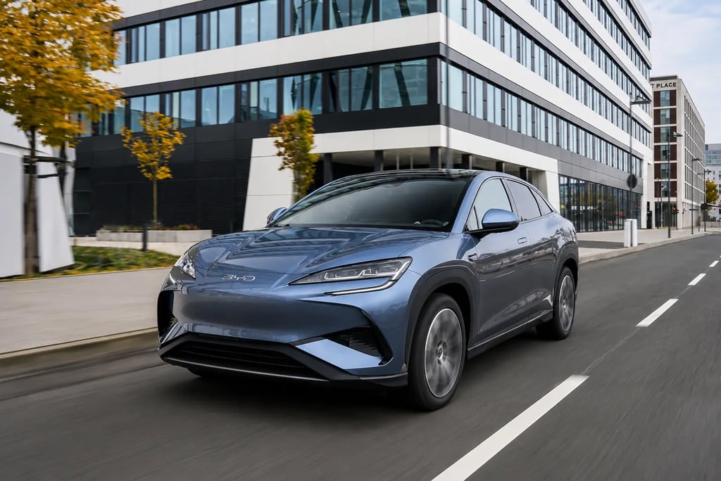 SUV elétrico da BYD circulando com tecnologia de direção autônoma em área urbana