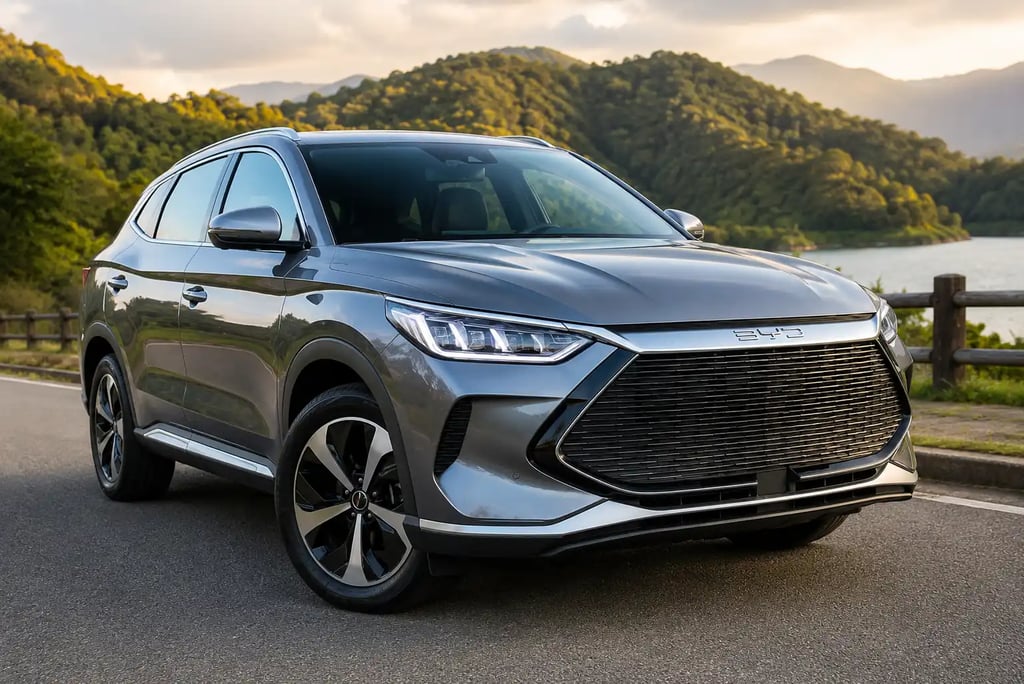 SUV híbrido BYD cinza estacionado em estrada com paisagem natural