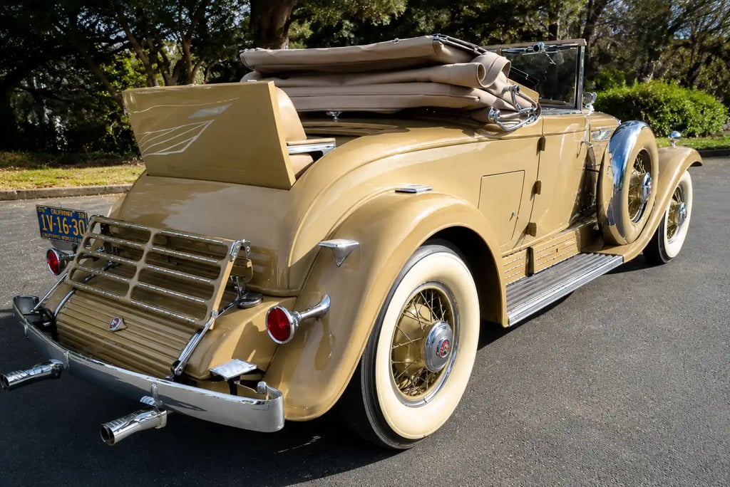 Vista traseira do Cadillac V16 conversível com detalhes luxuosos da década de 1930