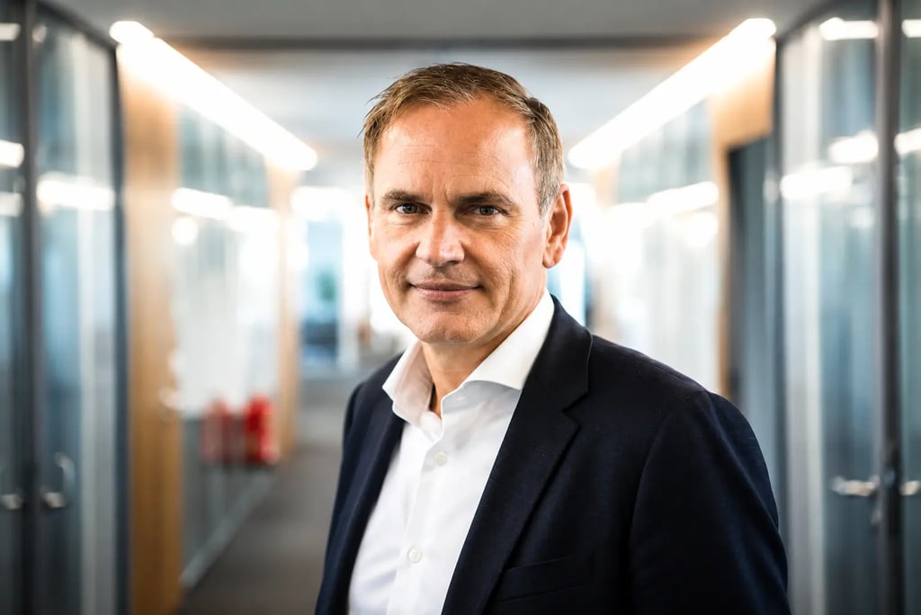 CEO Oliver Blume em retrato corporativo nos escritórios da Volkswagen.