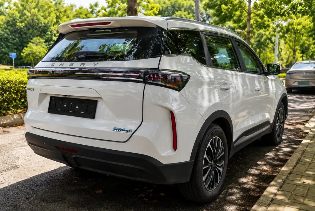 Traseira do novo Chery Tiggo 7 HEV flagrado na China com emblema híbrido inédito.