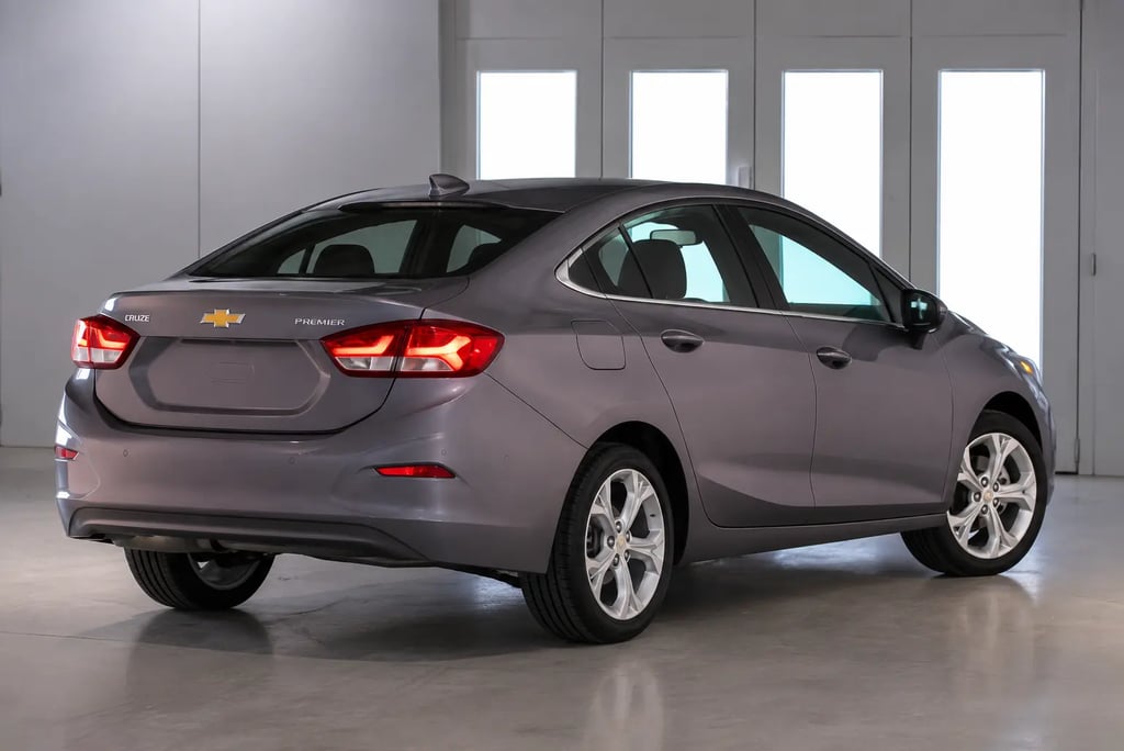 Chevrolet Cruze 2019 cinza visto pela traseira em ambiente de showroom