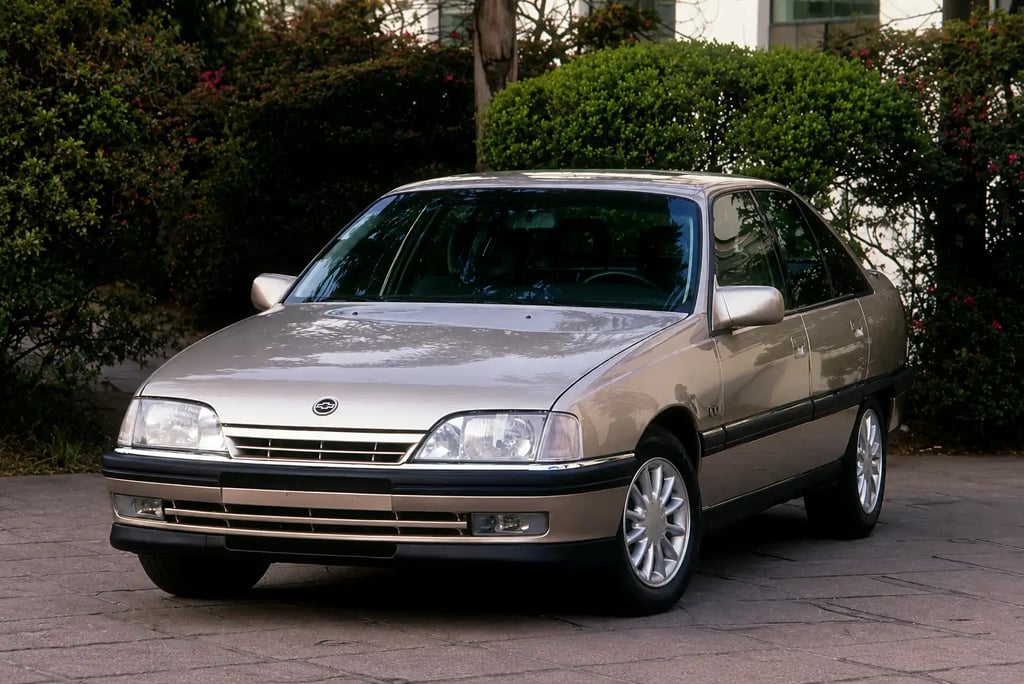 Chevrolet Omega clássico estacionado, exemplo de carro usado com alta quilometragem