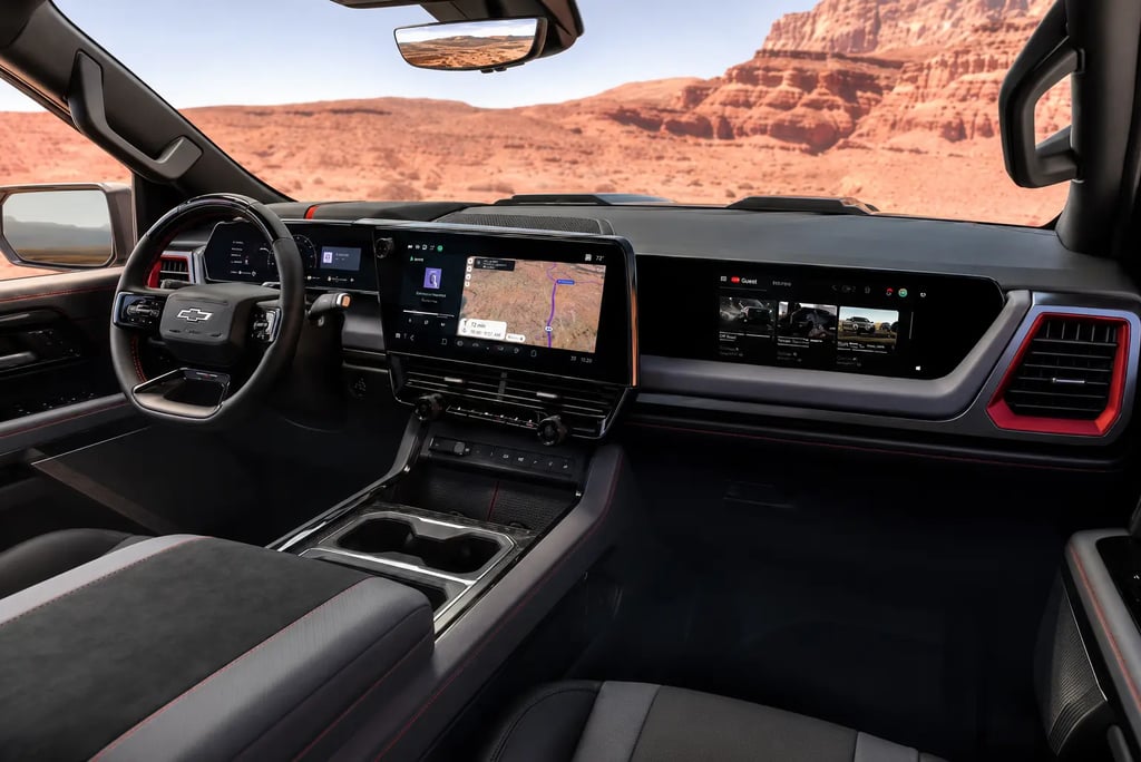 Interior da Chevrolet Silverado ZR2 com painel digital e central multimídia integrada.