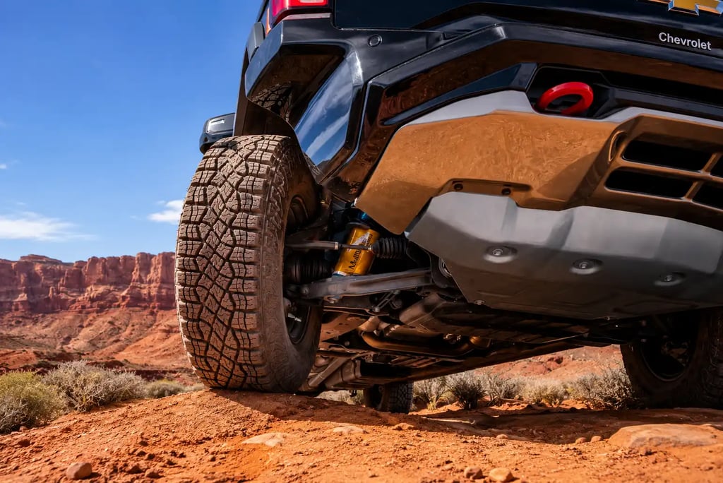 Detalhe da suspensão e pneu da Chevrolet Silverado ZR2 em terreno off-road desértico.