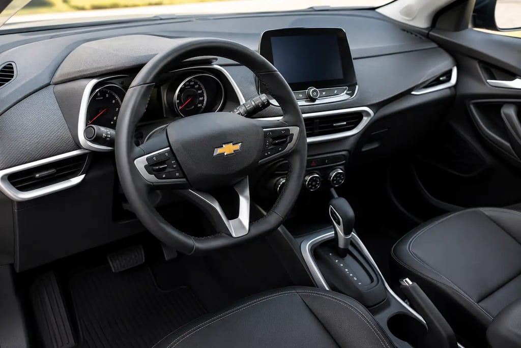 Interior da Chevrolet Tracker LTZ com painel, central multimídia e câmbio automático.
