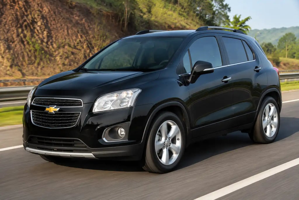 Chevrolet Tracker LTZ preta em rodovia sob luz natural com visual oficial