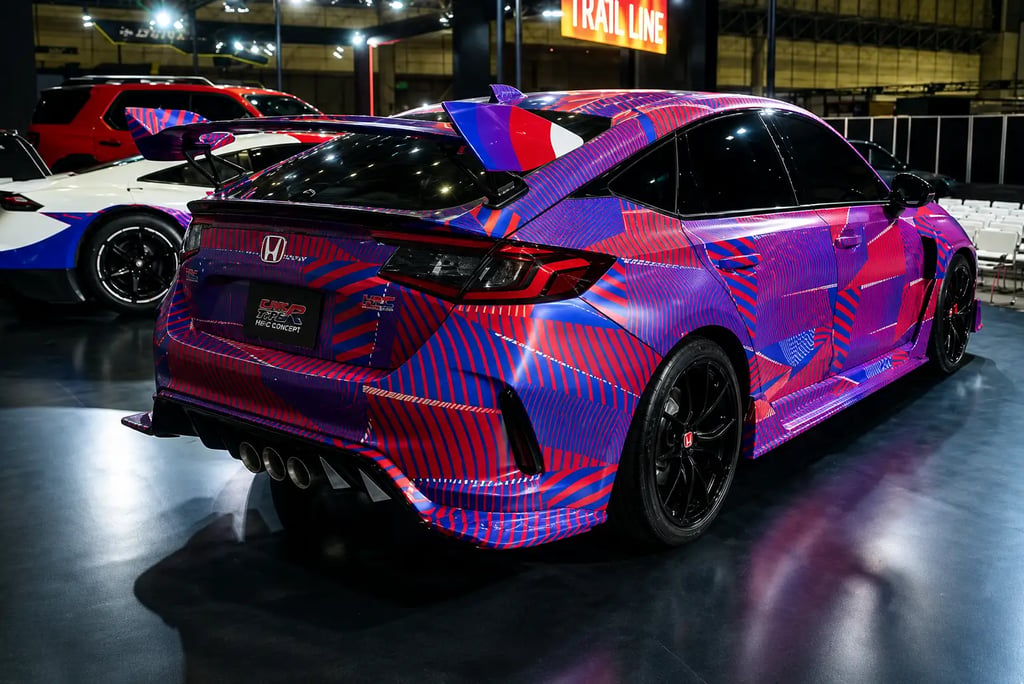 Honda Civic Type R HRC com aerofólio gigante e visual extremo em evento automotivo