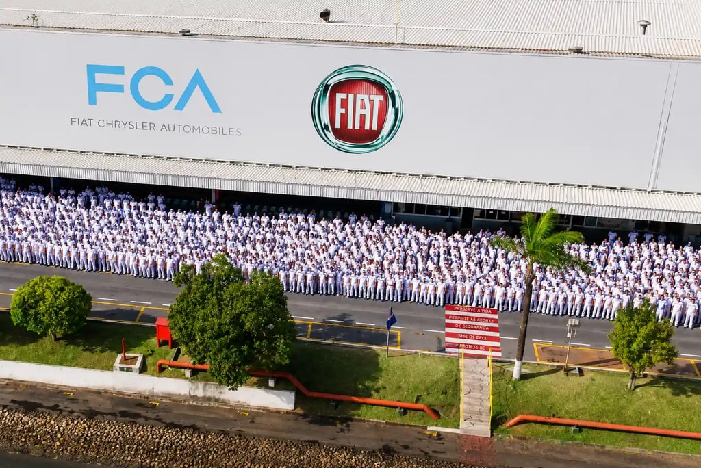 Funcionários reunidos em frente à fábrica da Fiat em Betim, Minas Gerais.