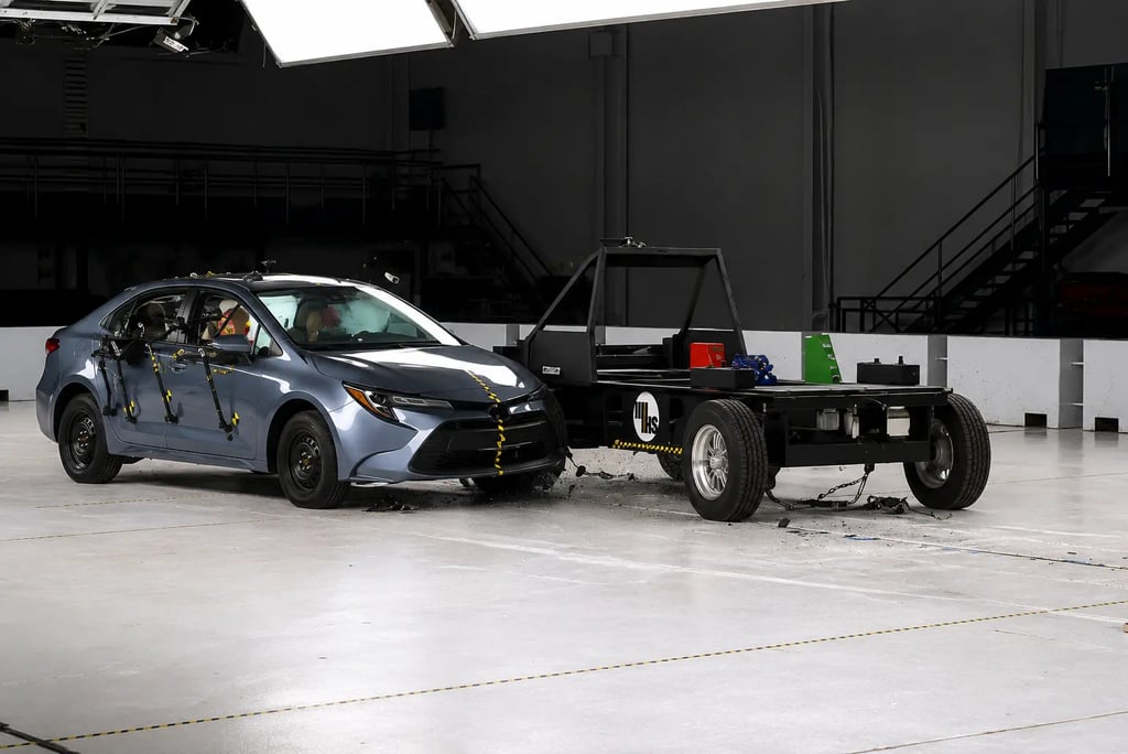 Toyota Corolla em teste de colisão lateral realizado pelo IIHS em laboratório