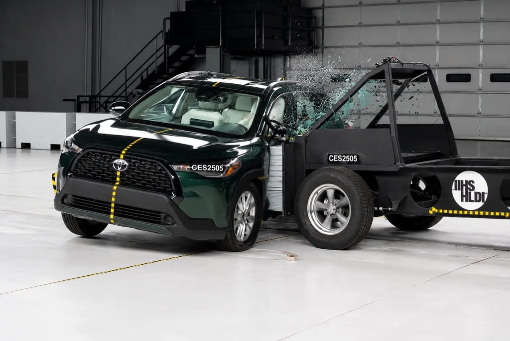 Toyota Corolla Cross durante teste de impacto lateral do IIHS em laboratório.