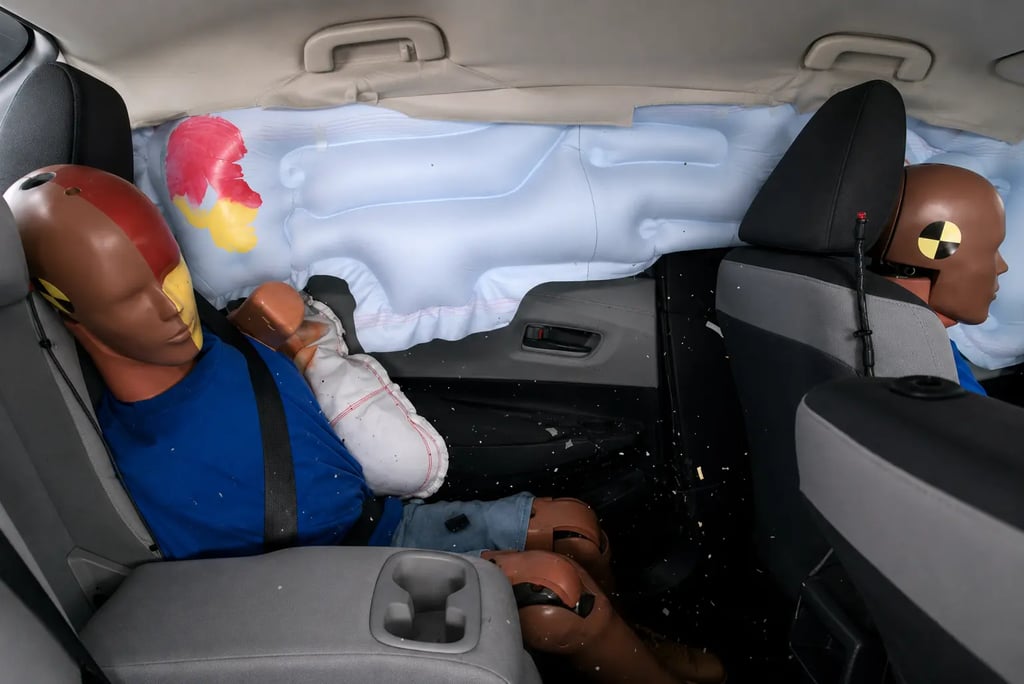 Teste de impacto mostra airbags laterais e ocupantes traseiros em colisão do Corolla