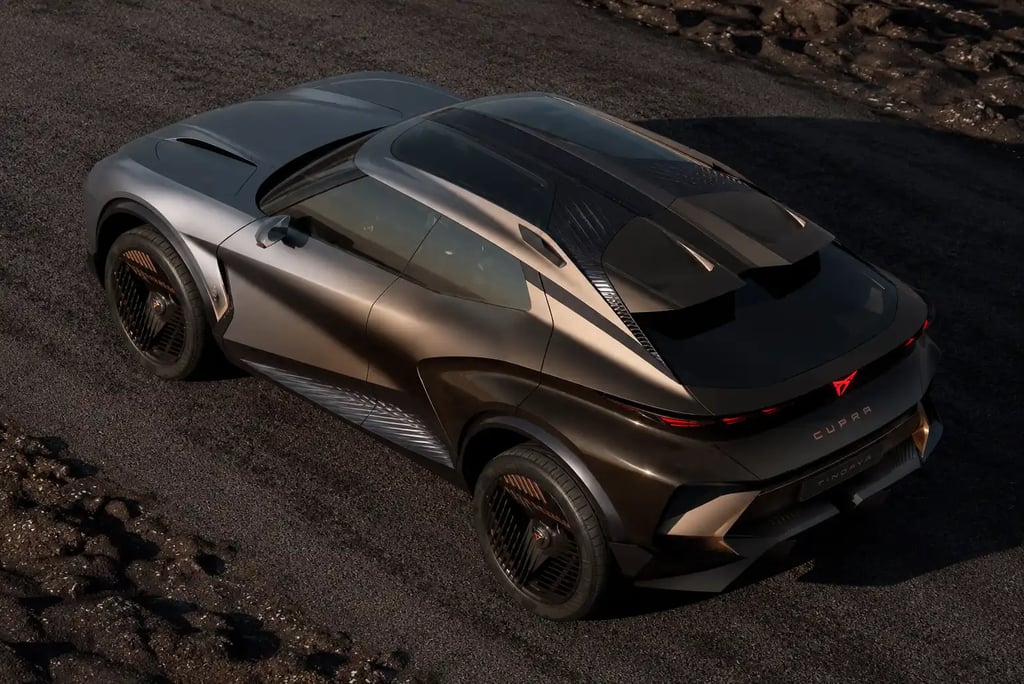 Traseira do SUV futurista Cupra Tindaya em cenário escuro e esportivo.