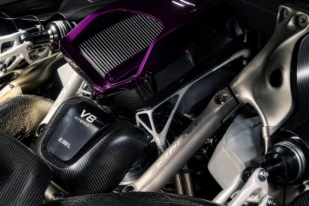 Motor V8 híbrido do Czinger 21C com acabamento em fibra de carbono