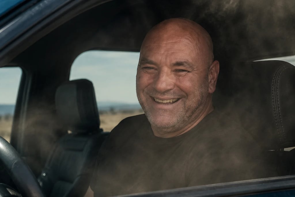 Dana White sorrindo dentro de picape esportiva da Ram em cena com fumaça e clima cinematográfico