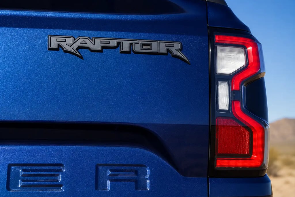 Detalhe da traseira da Ford Ranger Raptor azul com logotipo e lanterna em destaque