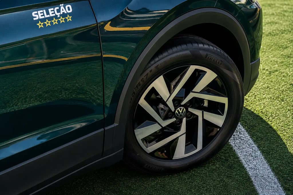 Detalhe da roda do VW T-Cross com adesivo da Seleção Brasileira