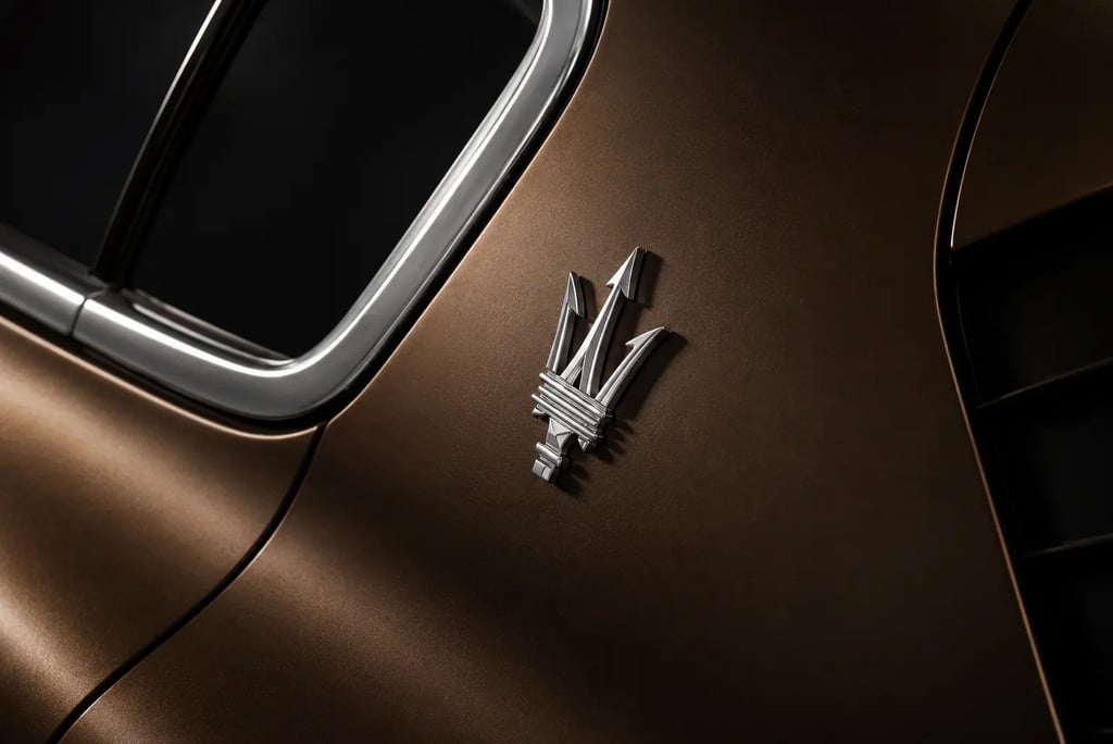 Emblema da Maserati destaca tradição e luxo em detalhe da carroceria