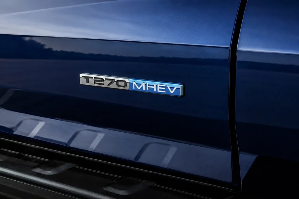 Emblema T270 MHEV da Fiat Toro 2027 destaca a nova tecnologia híbrida leve da picape
