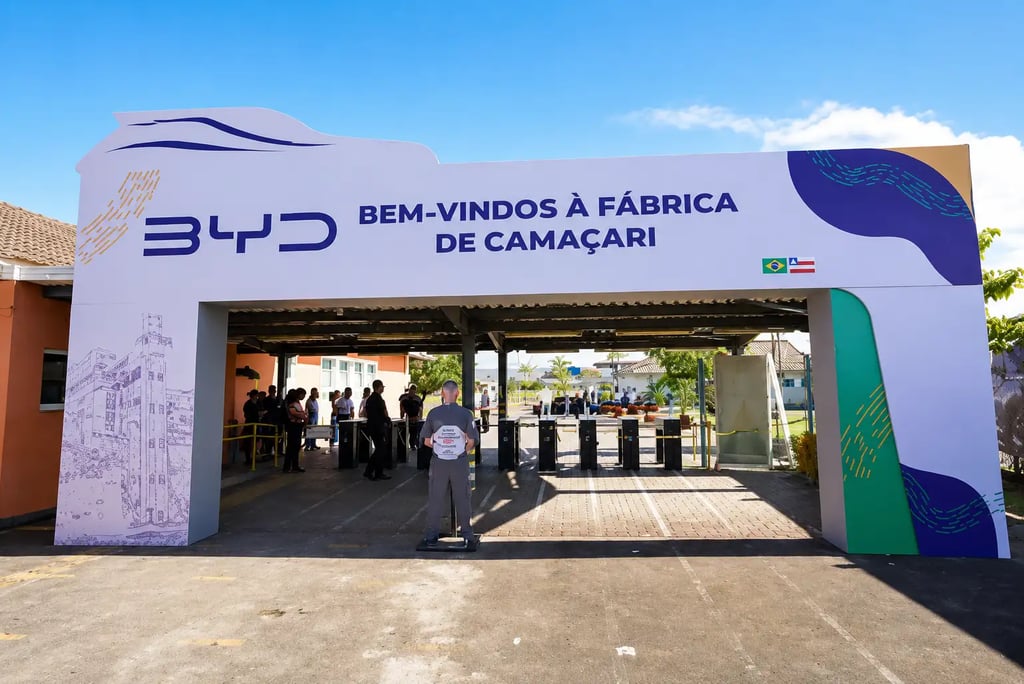 Entrada da fábrica da BYD em Camaçari, na Bahia, durante evento de inauguração.