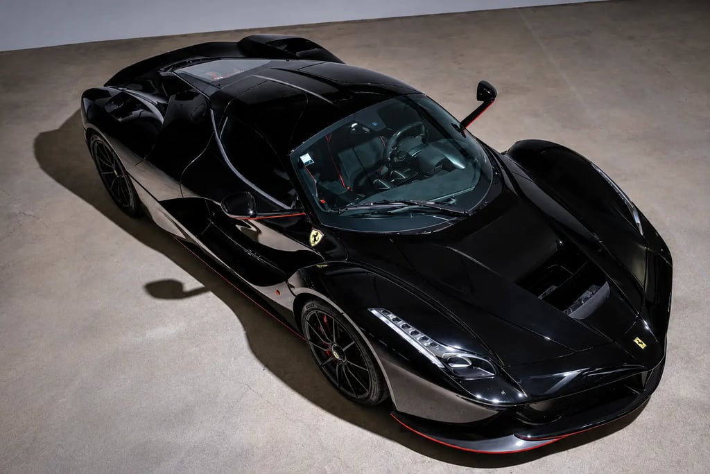 Ferrari LaFerrari preta vista de cima em estúdio com acabamento brilhante e detalhes vermelhos