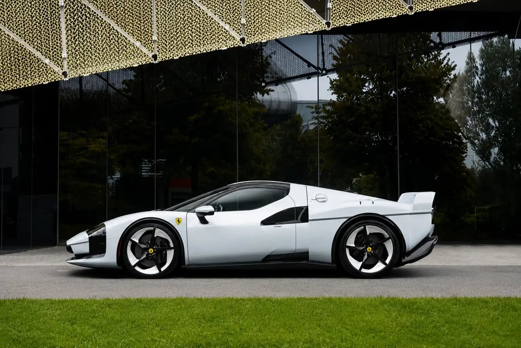 Ferrari SC40 branca em frente a prédio moderno com visual inspirado na lendária F40
