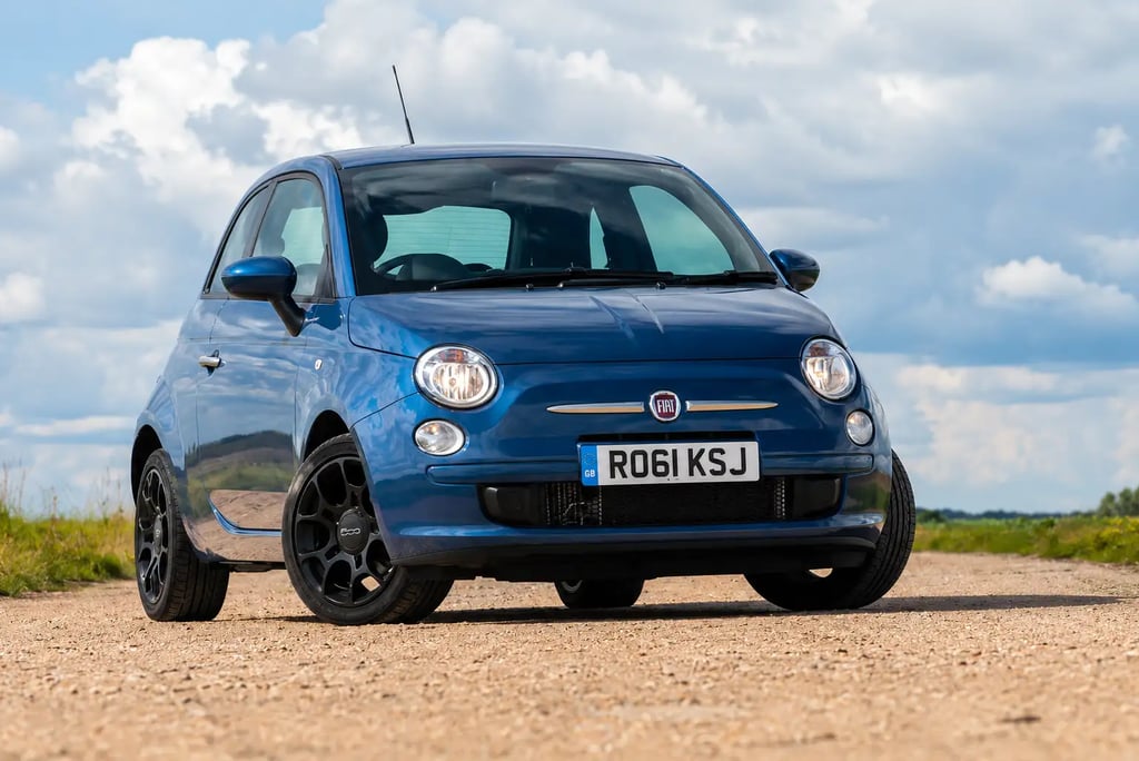 Fiat 500 azul equipado com motor TwinAir turbo de 2 cilindros estacionado