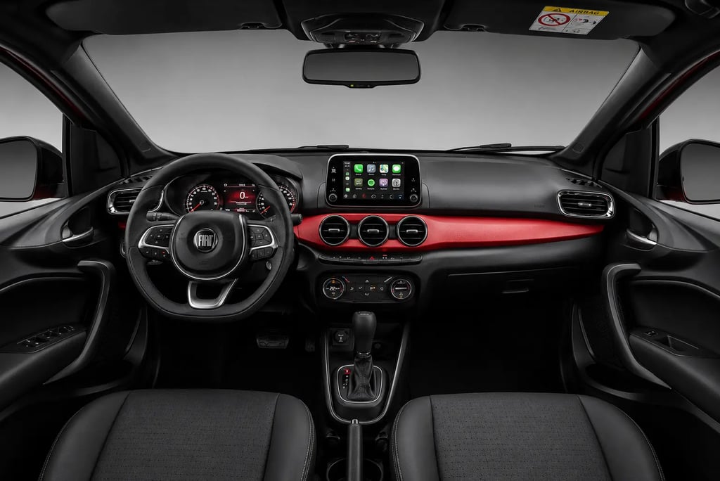 Interior do Fiat Argo HGT 2018 com painel esportivo, central multimídia e câmbio automático