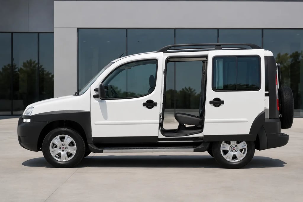 Fiat Doblò branco com porta lateral de correr aberta em showroom externo moderno